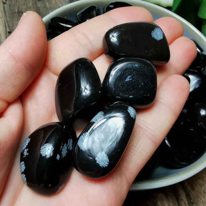 Obsidian, sort m/snefnugg tromlet stor (L) AAA-kvalitet image