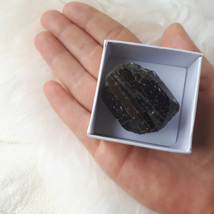 Turmalin, Sort Råstein ca 40-50 gram - Gaveeske  image