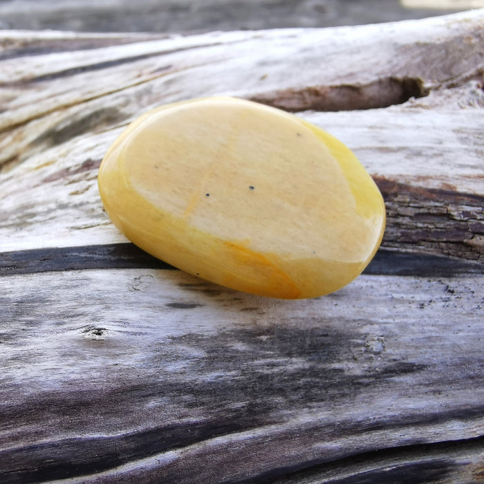 Jade, gul flat lommestein/ Yellow Jade Palmstones 4 cm  image